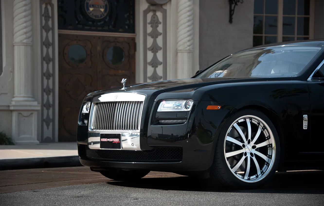 Фото обои чёрный, здание, Rolls-Royce, дверь, Ghost, black, ролс ройс, передняя часть