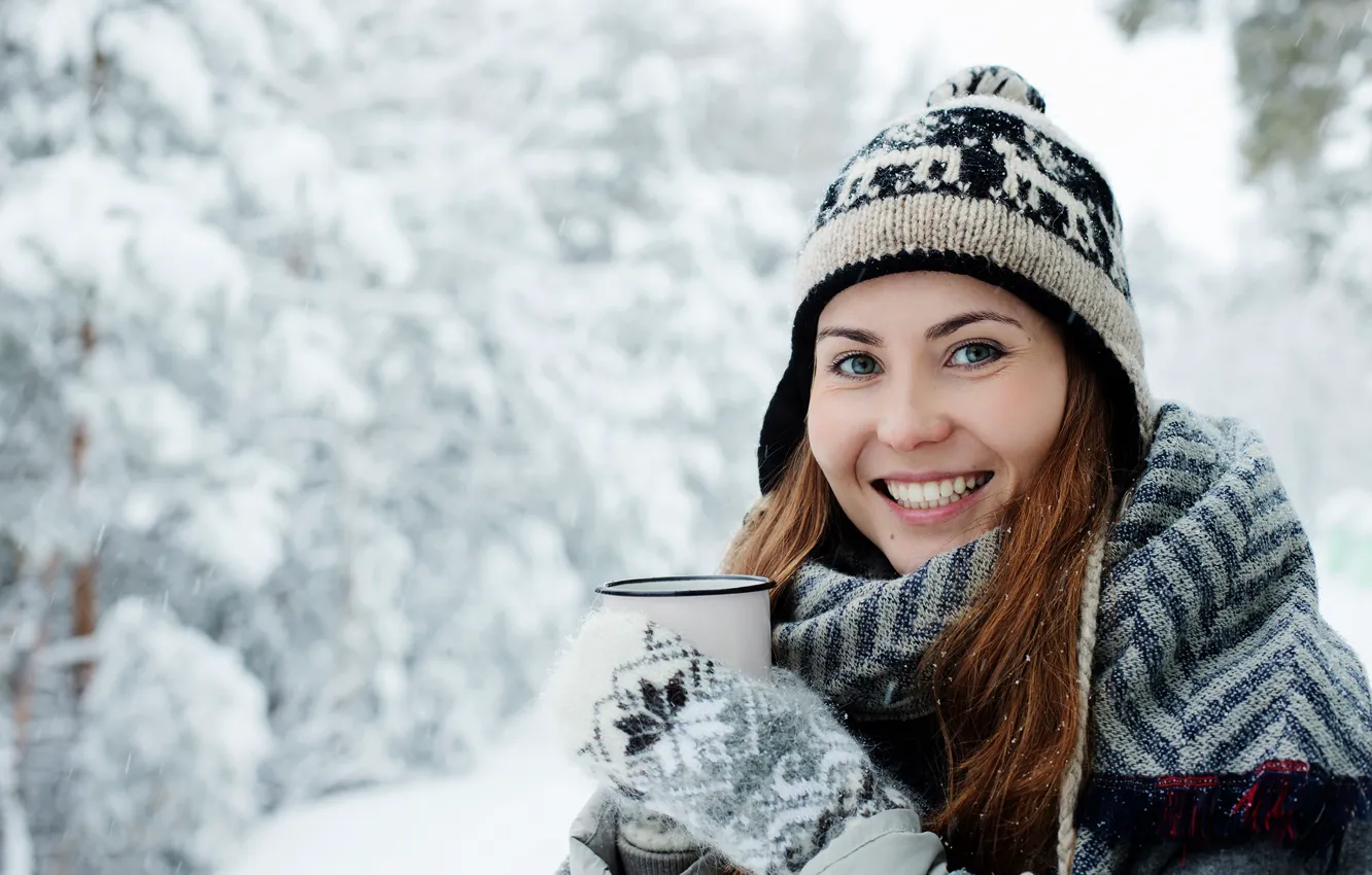 Фото обои зима, девушка, лицо, улыбка, тепло, шапка, кружка