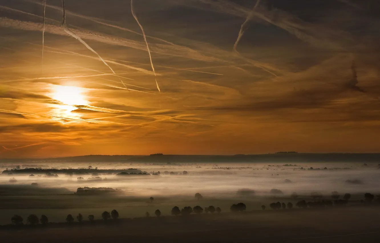 Фото обои поле, небо, облака, деревья, закат, туман, долина