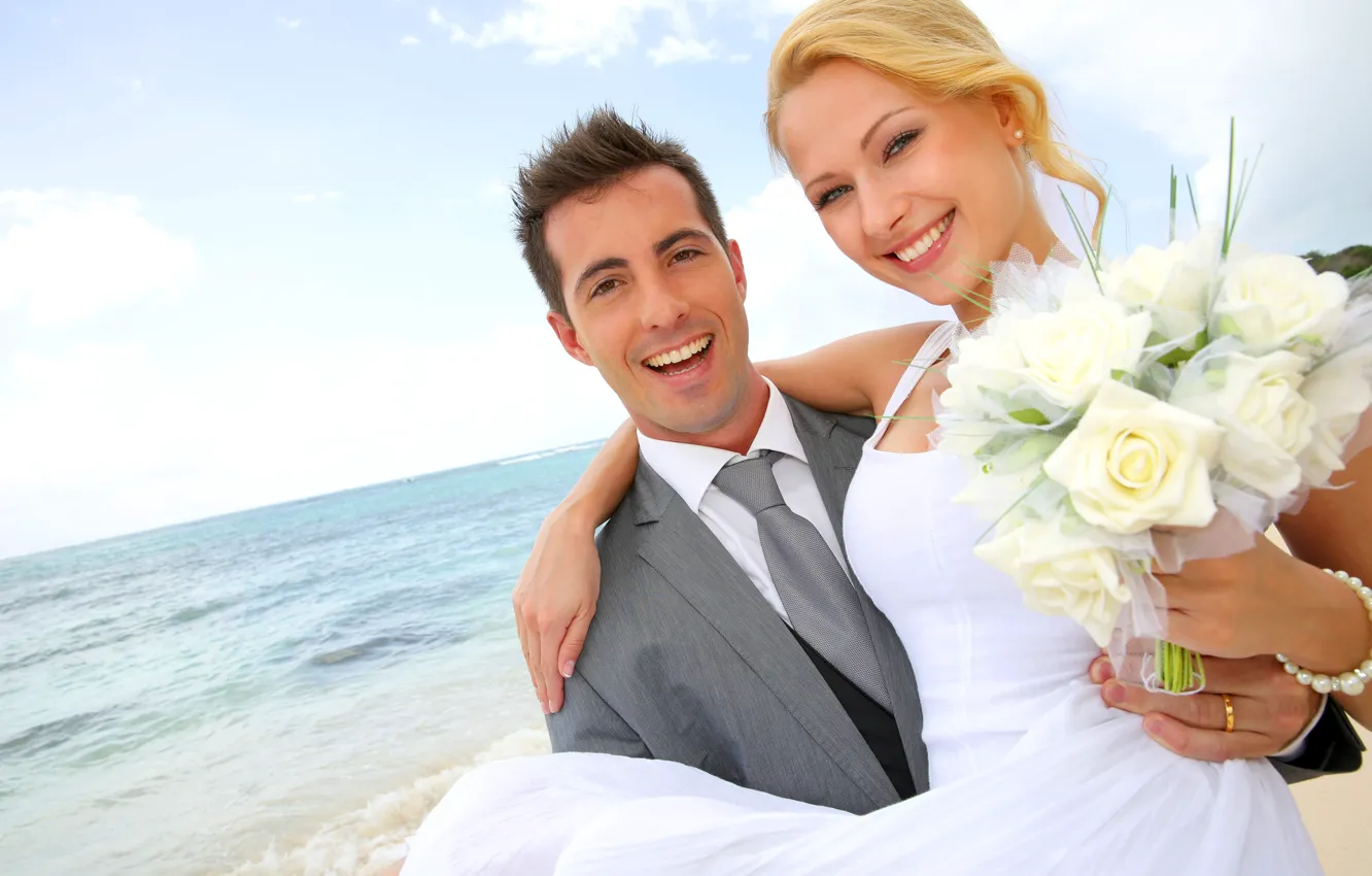 Фото обои море, цветы, настроение, берег, букет, пара, свадьба, молодожёны
