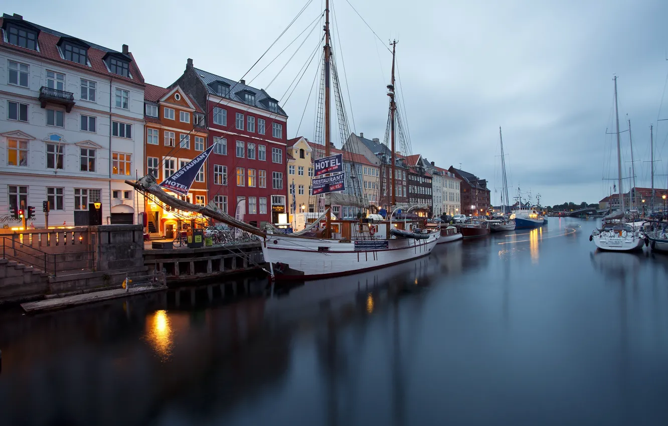 Фото обои город, река, корабль, дома, причал, порт, шхуна