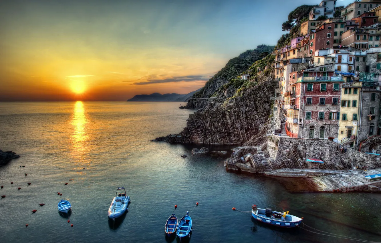 Фото обои море, солнце, закат, скалы, дома, лодки, Italy, Riomaggiore