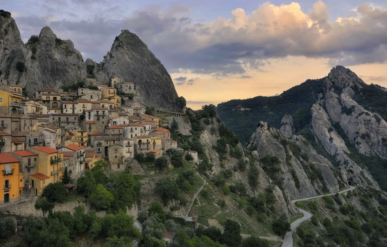 Фото обои дорога, горы, скалы, дома, Италия, Кастельмедзано, Кастельмеццано