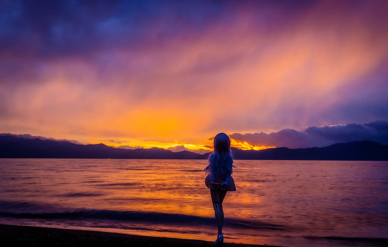 Фото обои море, небо, закат, игрушка, кукла, блондинка