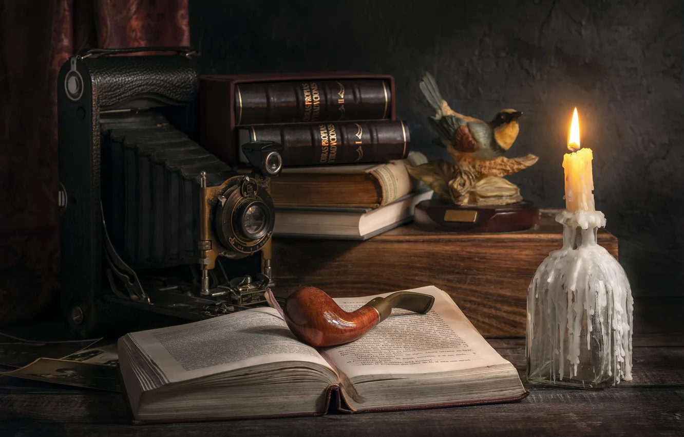 Фото обои книги, свеча, натюрморт, фотокамера, курительная трубка