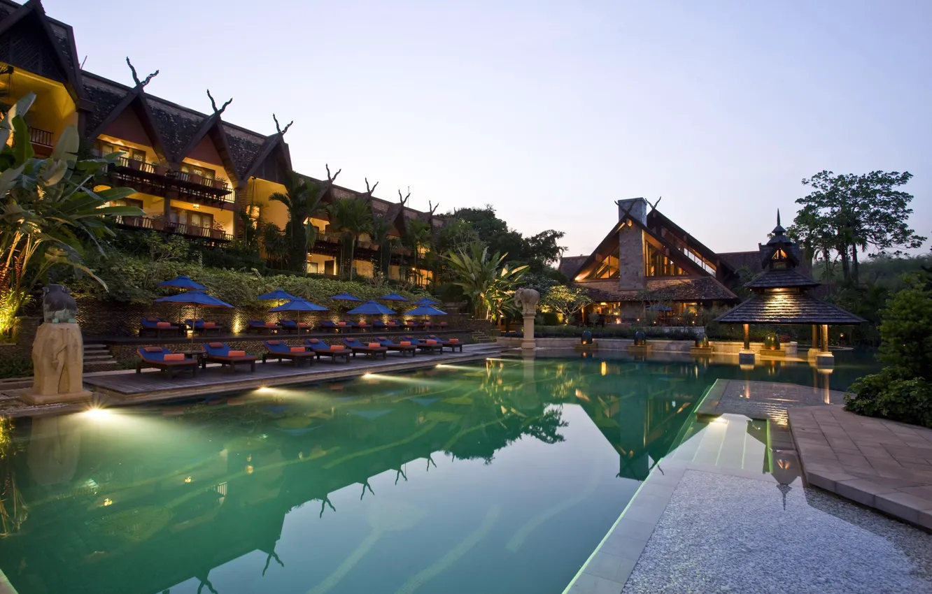 Фото обои пальмы, бассейн, pool, лежаки, hotel, экстерьер, зонтики.
