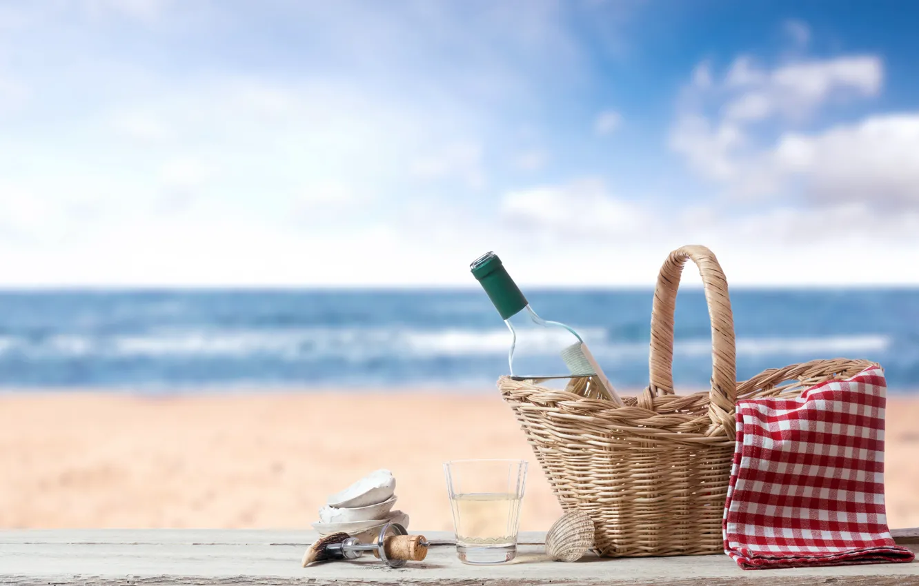 Фото обои песок, море, пляж, стакан, корзина, бутылка, пробка, ракушки
