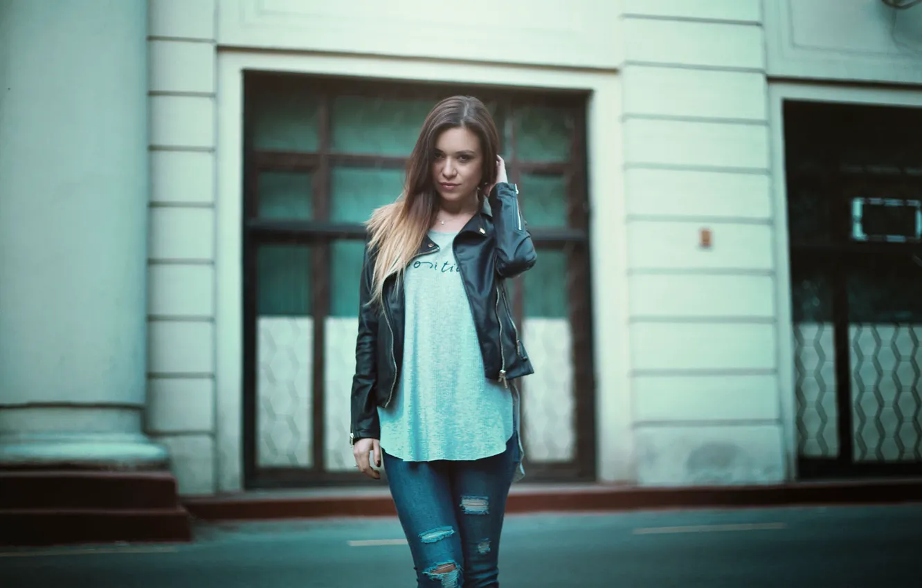 Фото обои здание, окна, джинсы, windows, жест, jeans, building, милая девушка