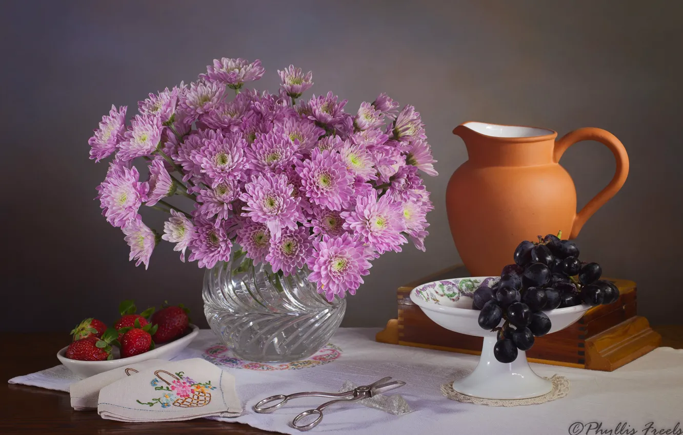 Фото обои цветы, стиль, ягоды, фон, клубника, виноград, ваза, розовые