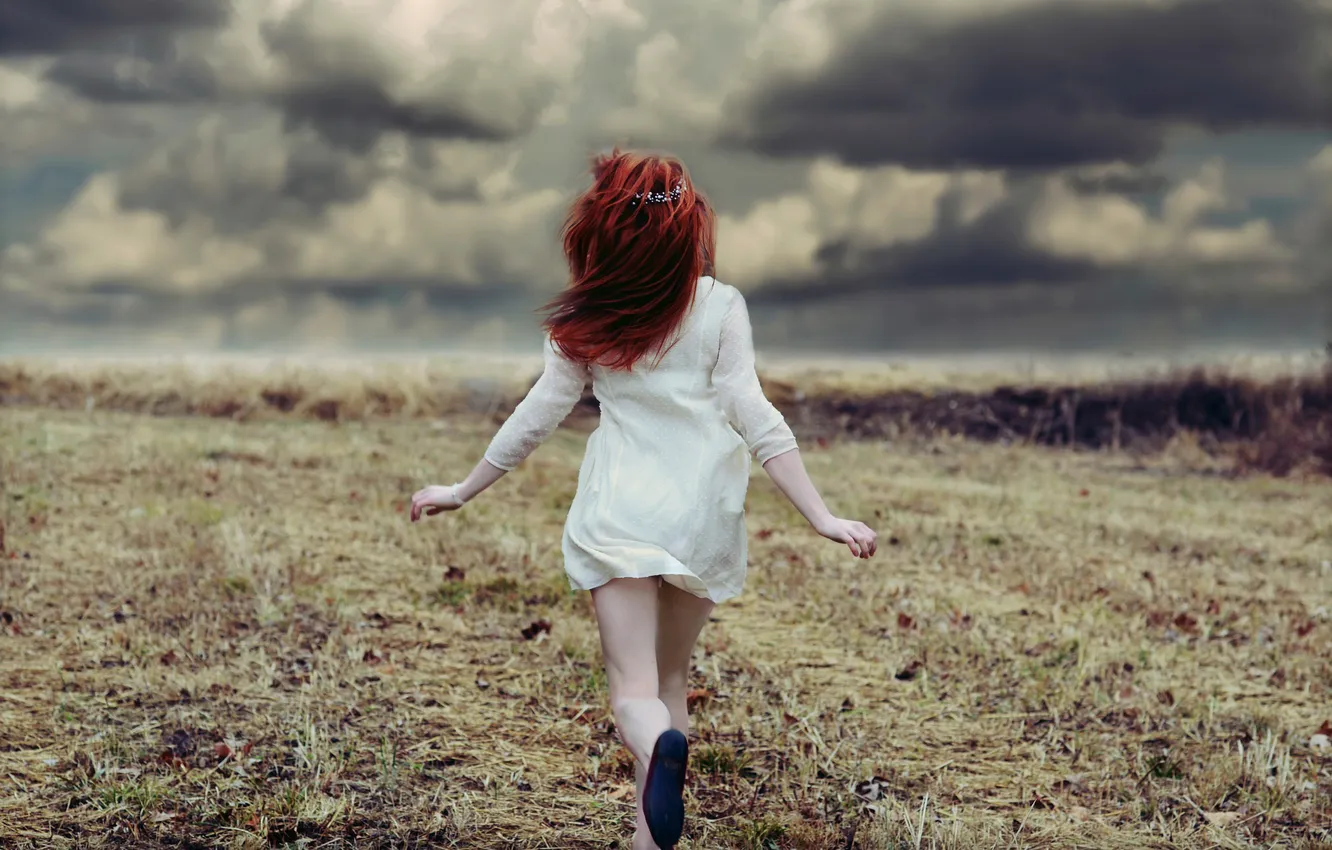 Фото обои поле, девушка, облака, бег
