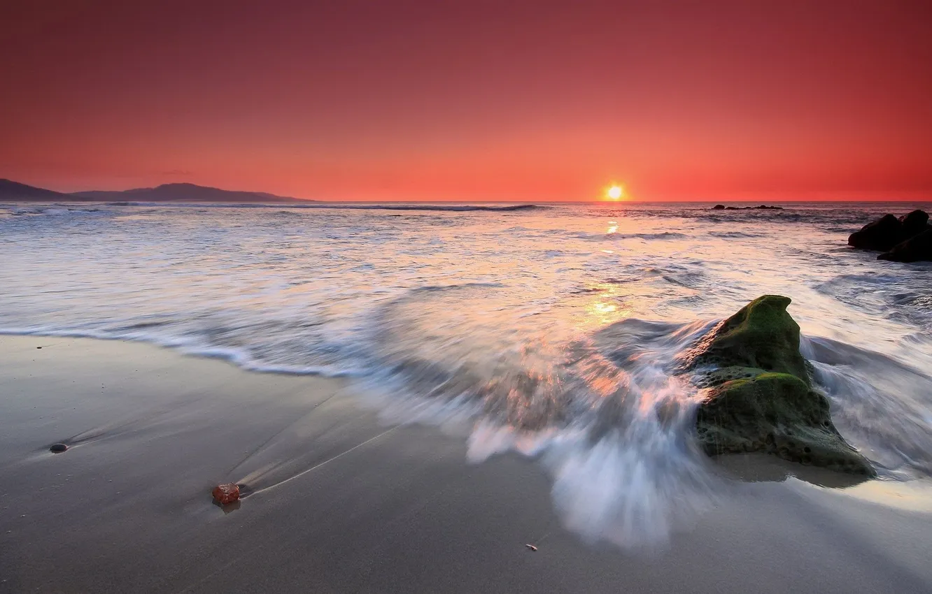 Фото обои море, волны, небо, солнце, закат, камни, красное, берег
