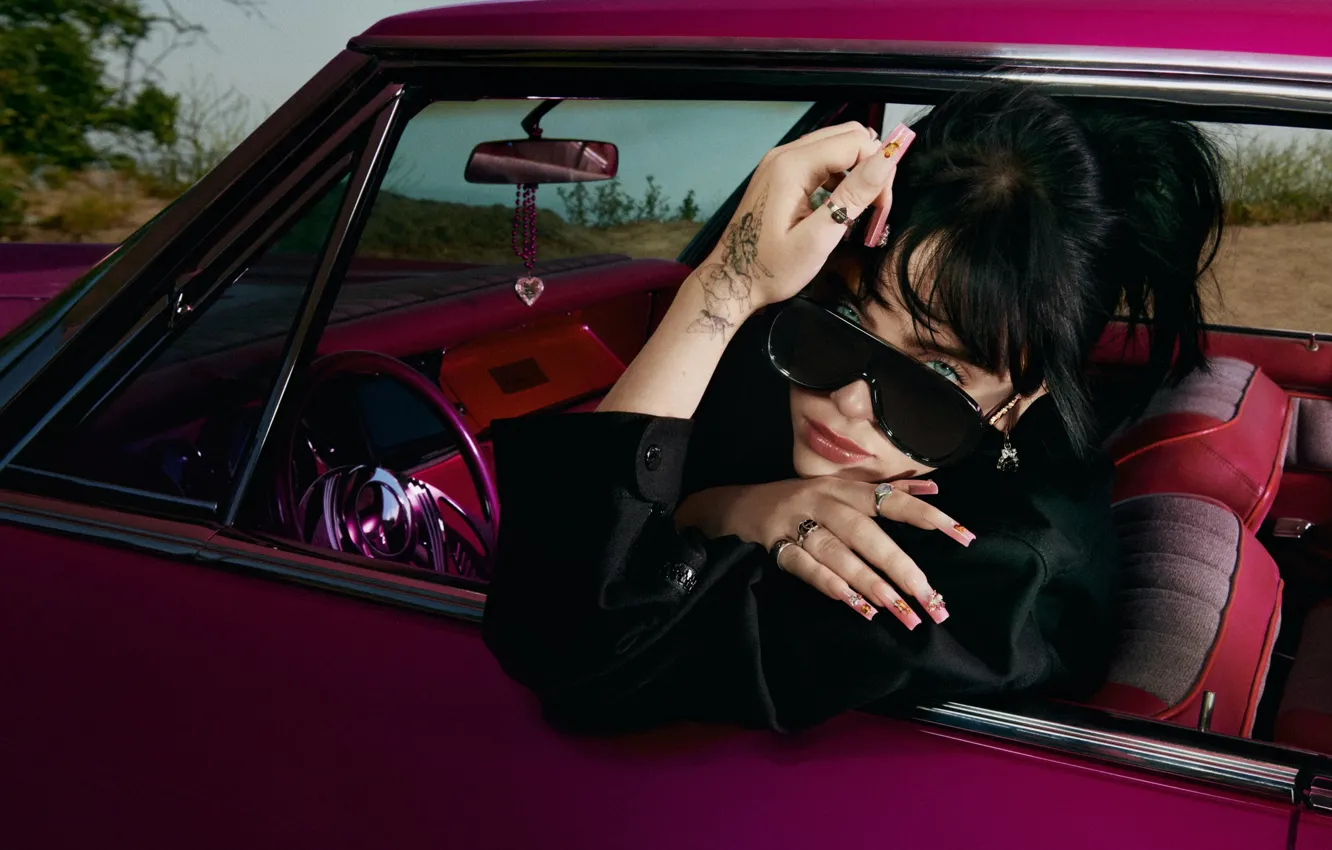 Фото обои Девушка, Взгляд, Очки, Брюнетка, Gucci, Billie Eilish, Билли Айлиш, Рекламная кампания очков