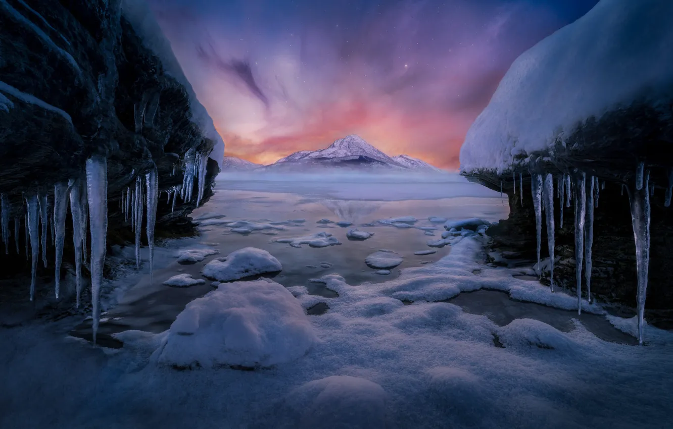 Фото обои зима, небо, облака, снег, горы, камни, скалы, берег