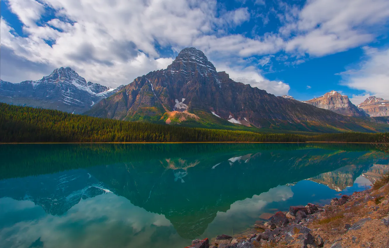 Фото обои лес, небо, деревья, горы, отражение, камни, Alberta, Canada