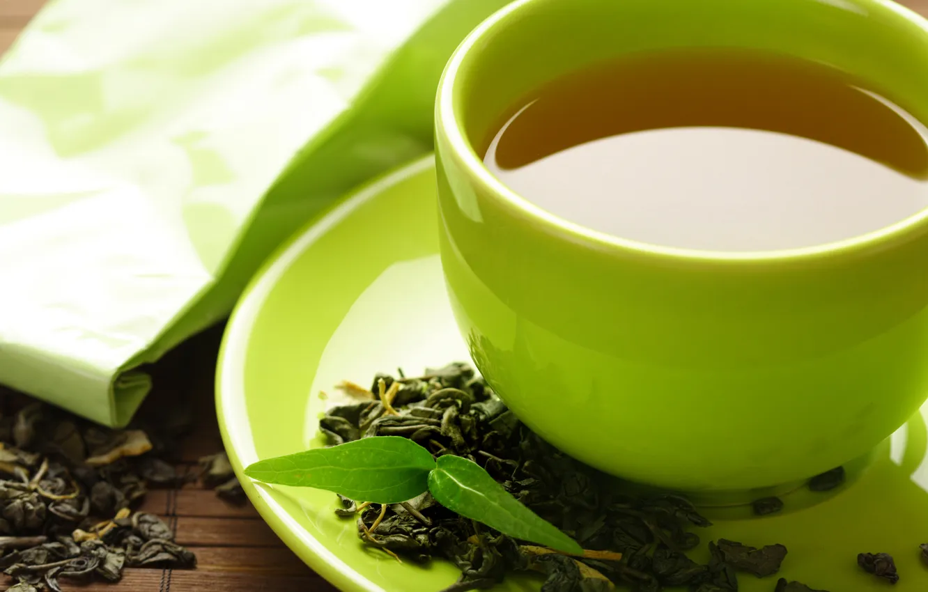 Фото обои листья, чай, кружка, напиток, блюдце, пакетик, зелёный чай