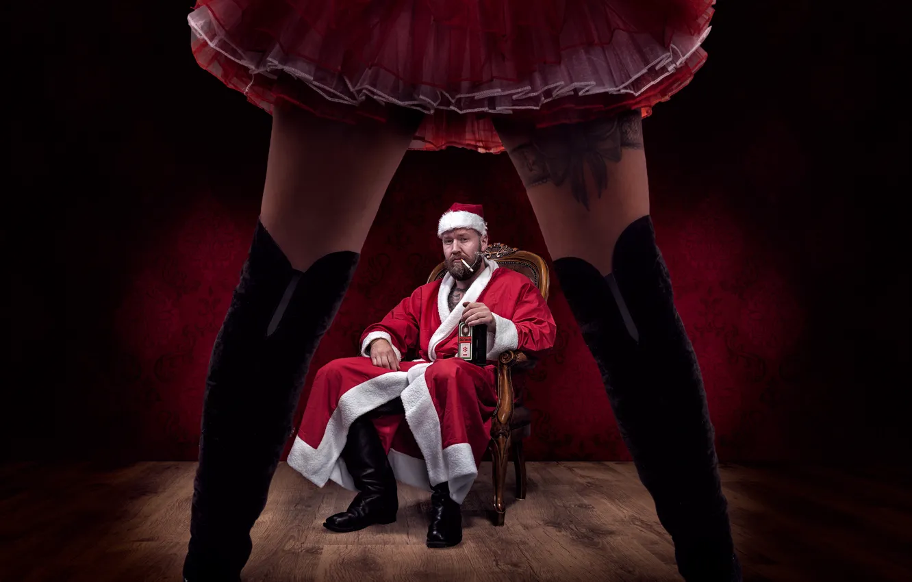 Фото обои девушка, ноги, мужик, ситуация, сапоги, ножки, Санта Клаус, Helena Kesti