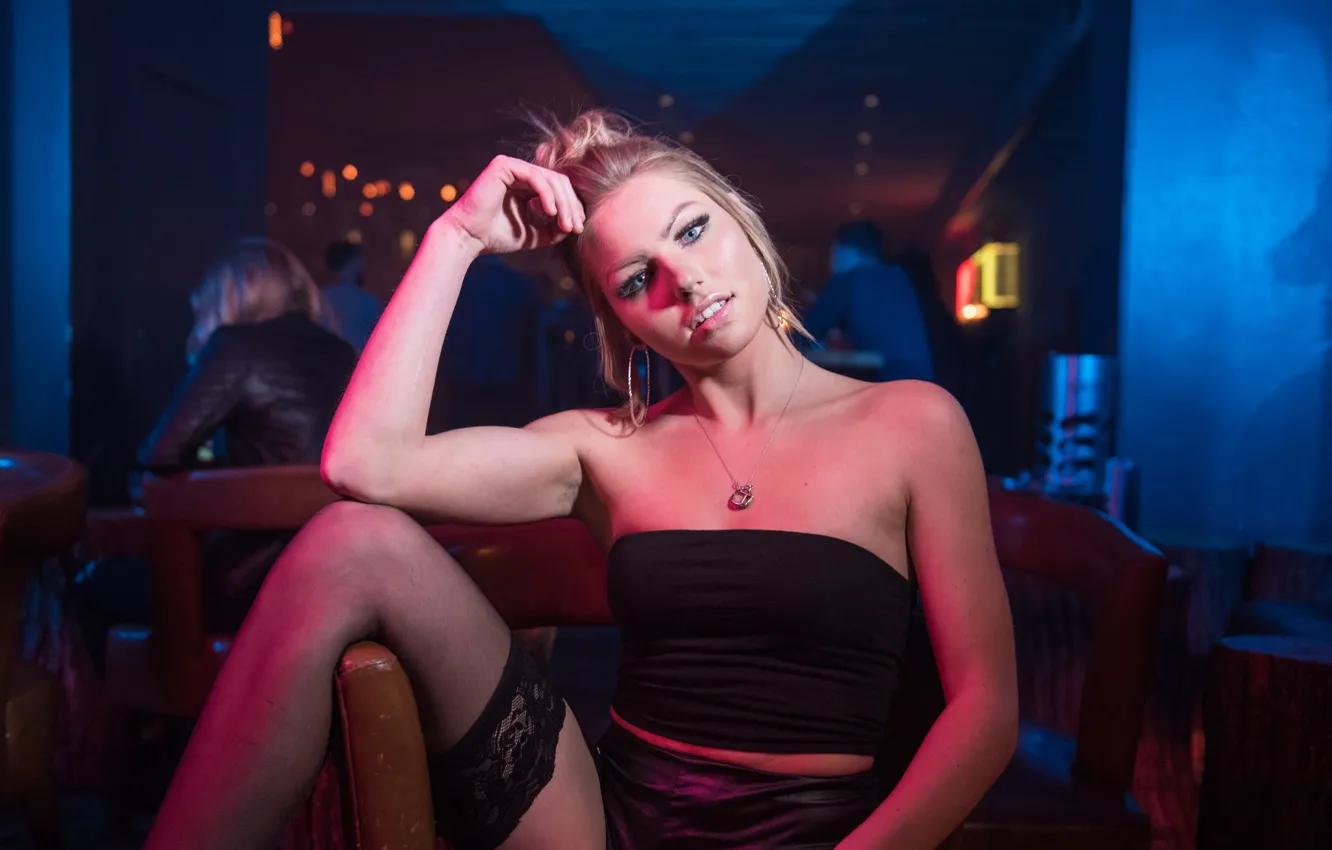 Фото обои девушка, лицо, поза, клуб, чулки, ножки