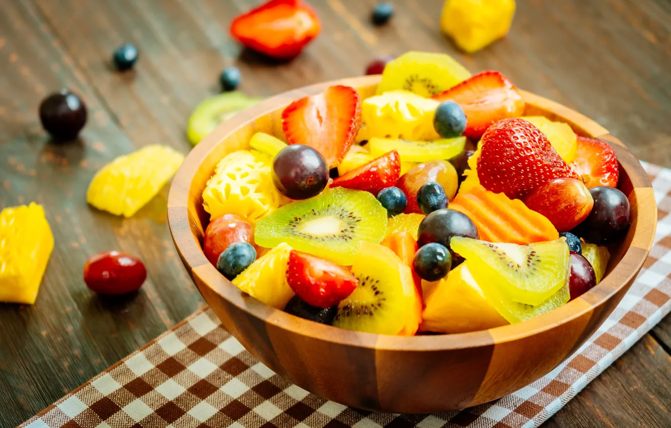 Фото обои ягоды, киви, клубника, виноград, миска, фрукты, голубика, фруктовый салат