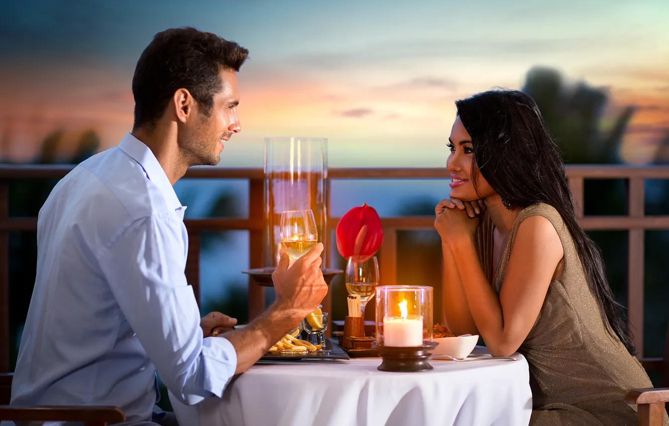 Фото обои взгляд, девушка, вино, романтика, вечер, свечи, пара, кафе