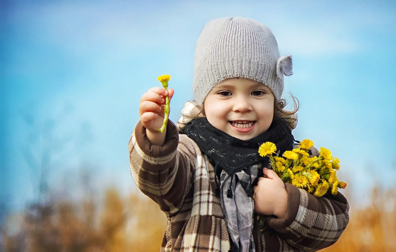 Фото обои цветы, природа, дети, букет, весна, девочка, ребёнок, мать-и-мачеха