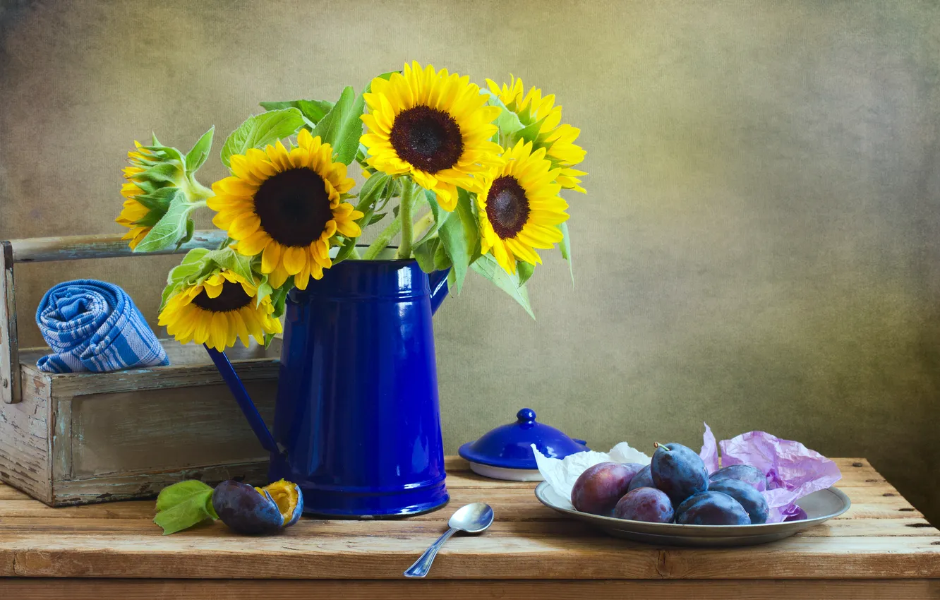 Фото обои подсолнухи, цветы, стол, желтые, тарелка, ложка, сливы