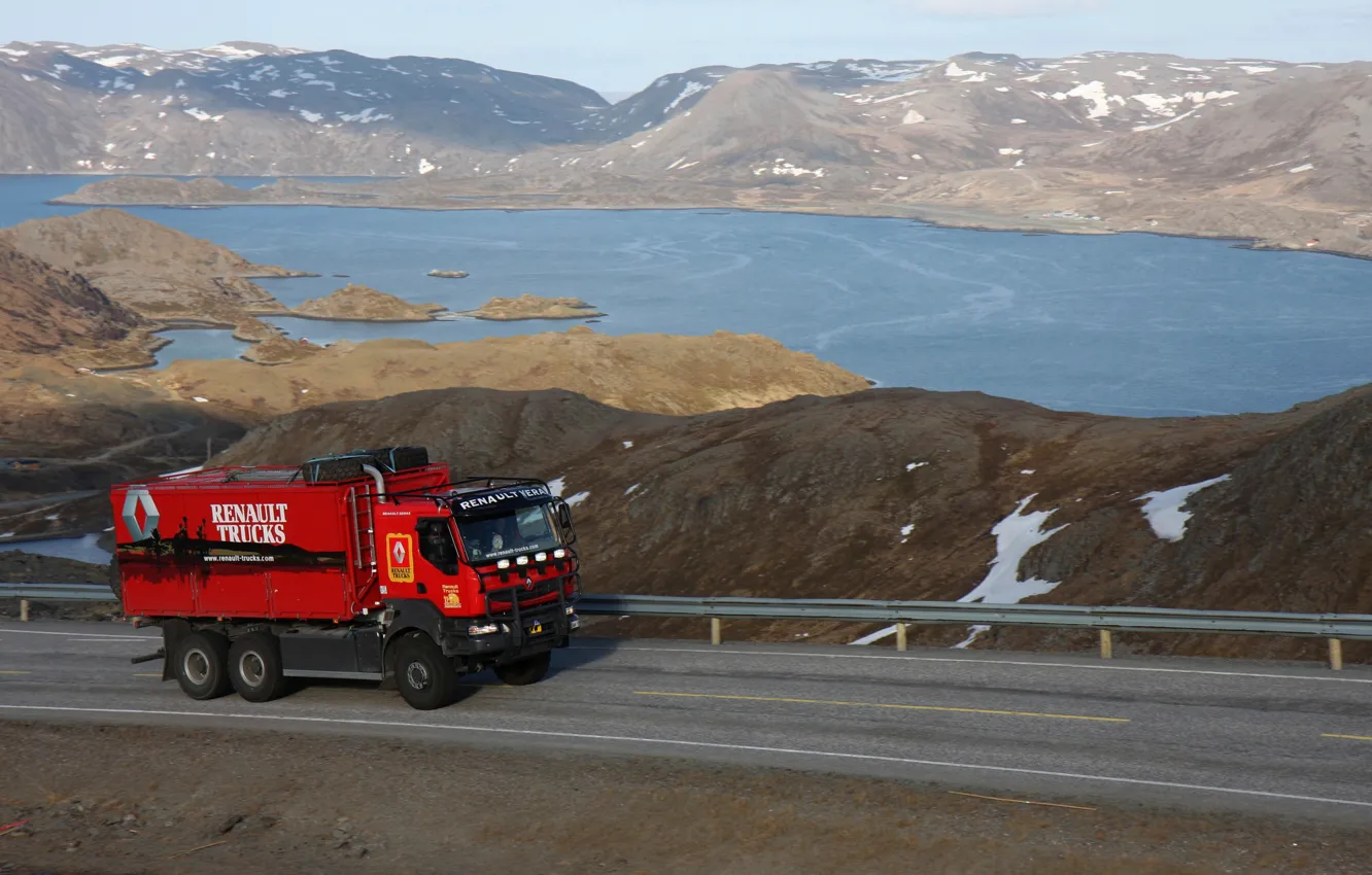 Фото обои дорога, горы, красный, грузовик, Renault, водоём, трёхосный, Renault Trucks