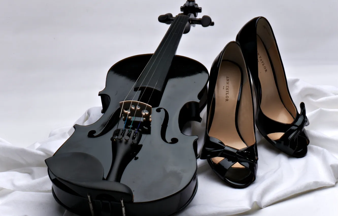Фото обои музыка, фон, скрипка, струны, туфли, черная, ткань, белая