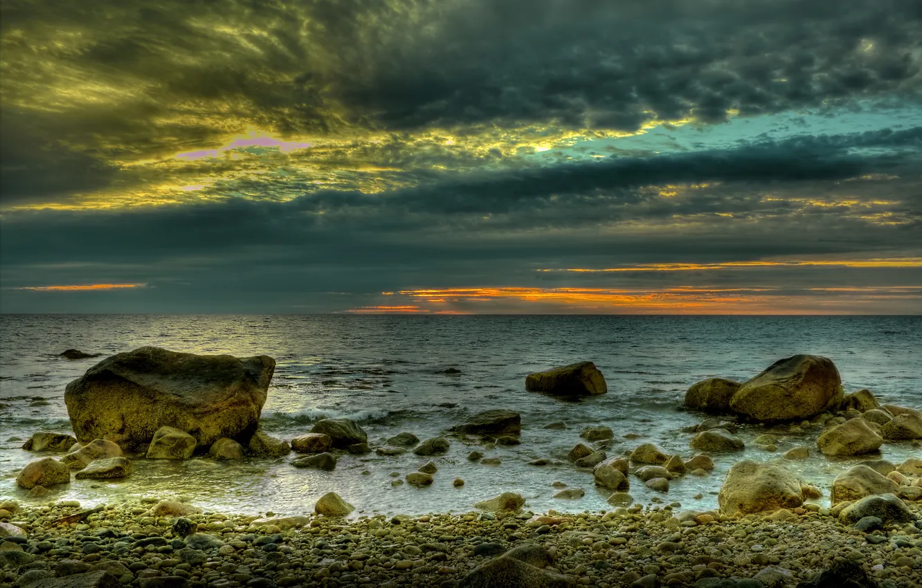 Фото обои море, небо, облака, камни, берег, зарево
