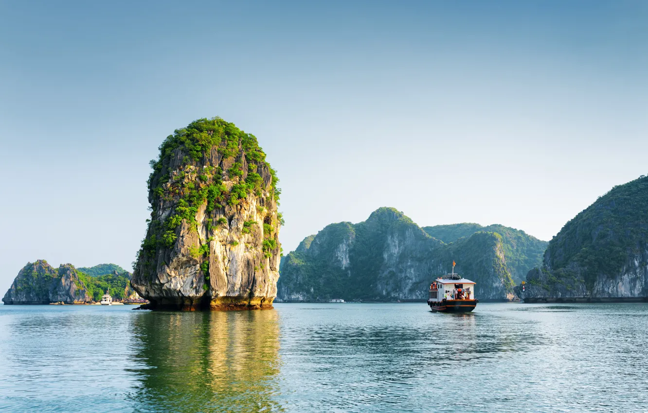 Фото обои море, небо, скалы, побережье, катер, Вьетнам, солнечно, Halong Bay