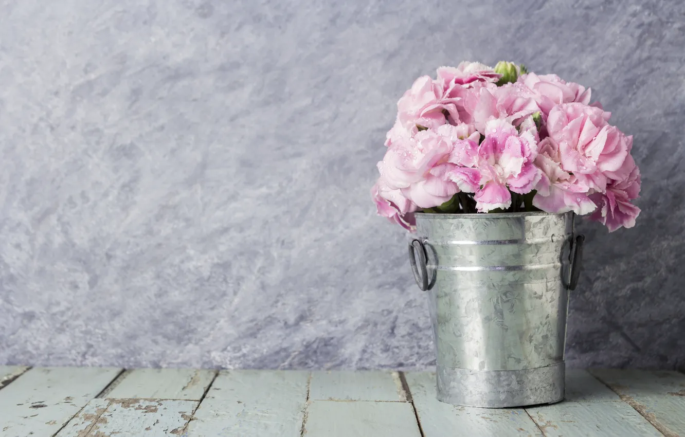 Фото обои цветы, лепестки, ведро, розовые, vintage, wood, pink, flowers