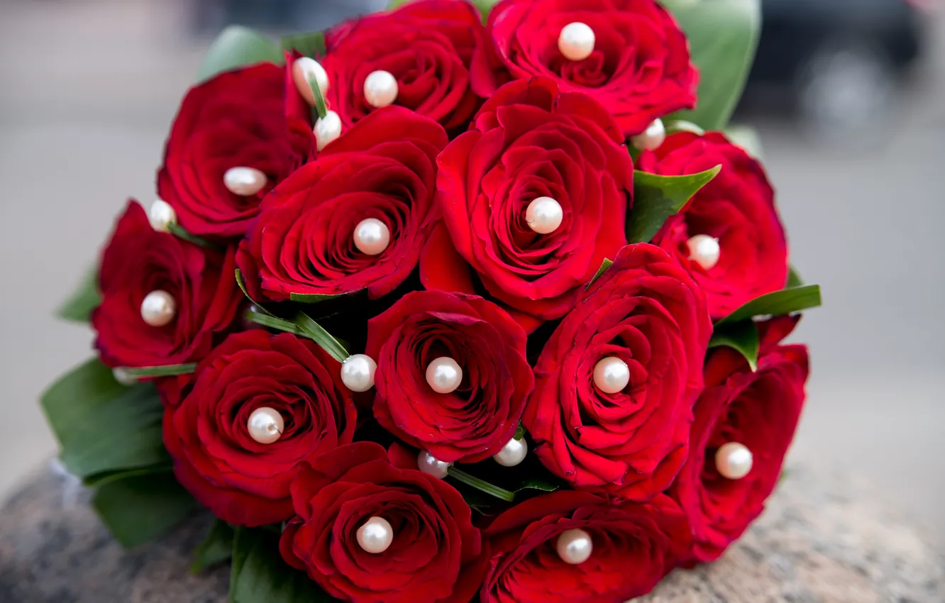 Фото обои цветы, букет, бусы, красные розы