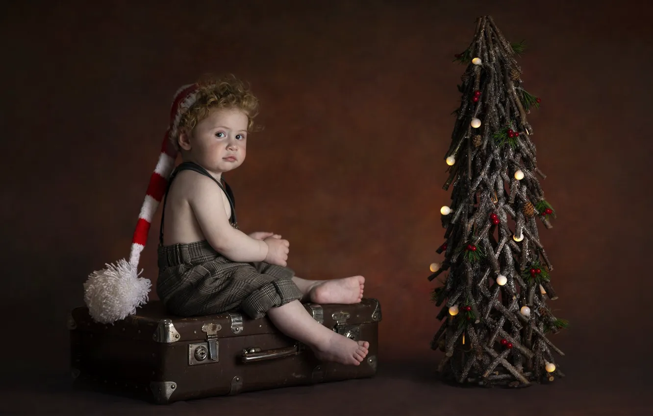 Фото обои взгляд, праздник, новый год, босиком, мальчик, малыш, чемодан, ёлка