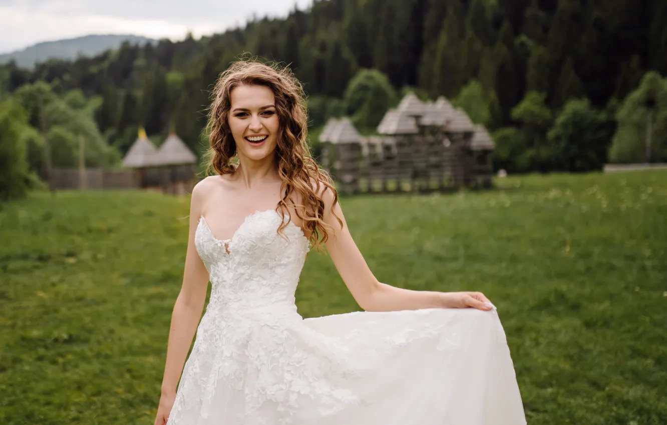 Фото обои зелень, поле, лес, лето, трава, девушка, счастье, природа