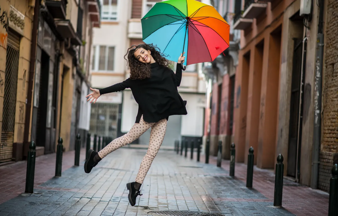 Фото обои девушка, город, улыбка, настроение, улица, зонт