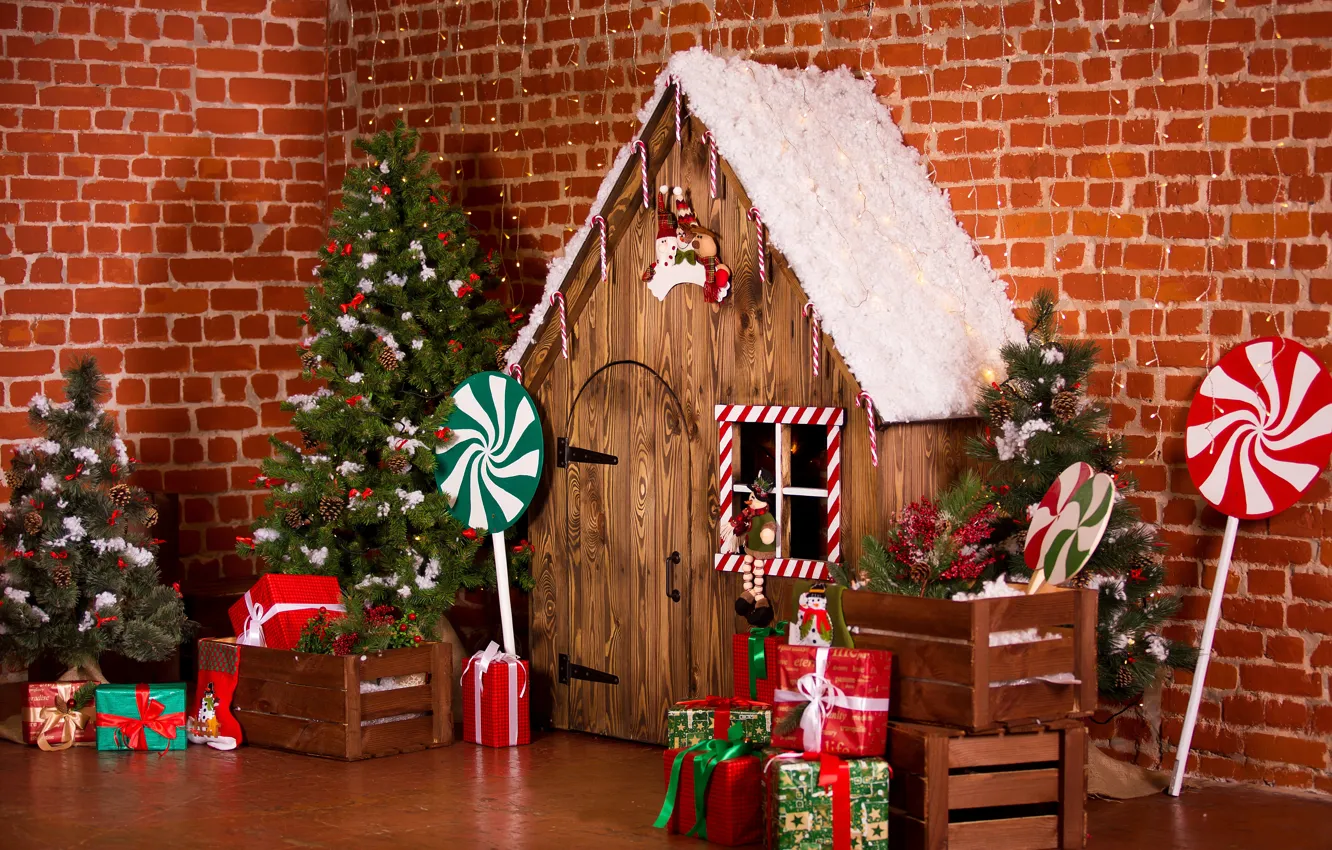 Фото обои праздник, подарок, елка, рождество, подарки, Новый год, домик, елочные игрушки