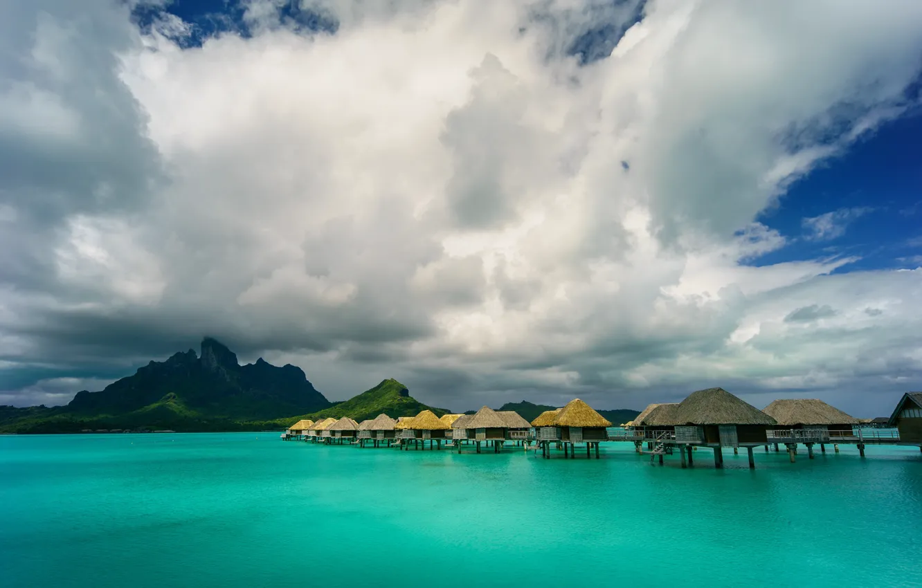 Фото обои море, облака, горы, тропики, побережье, бунгало, Bora Bora, Французская Полинезия