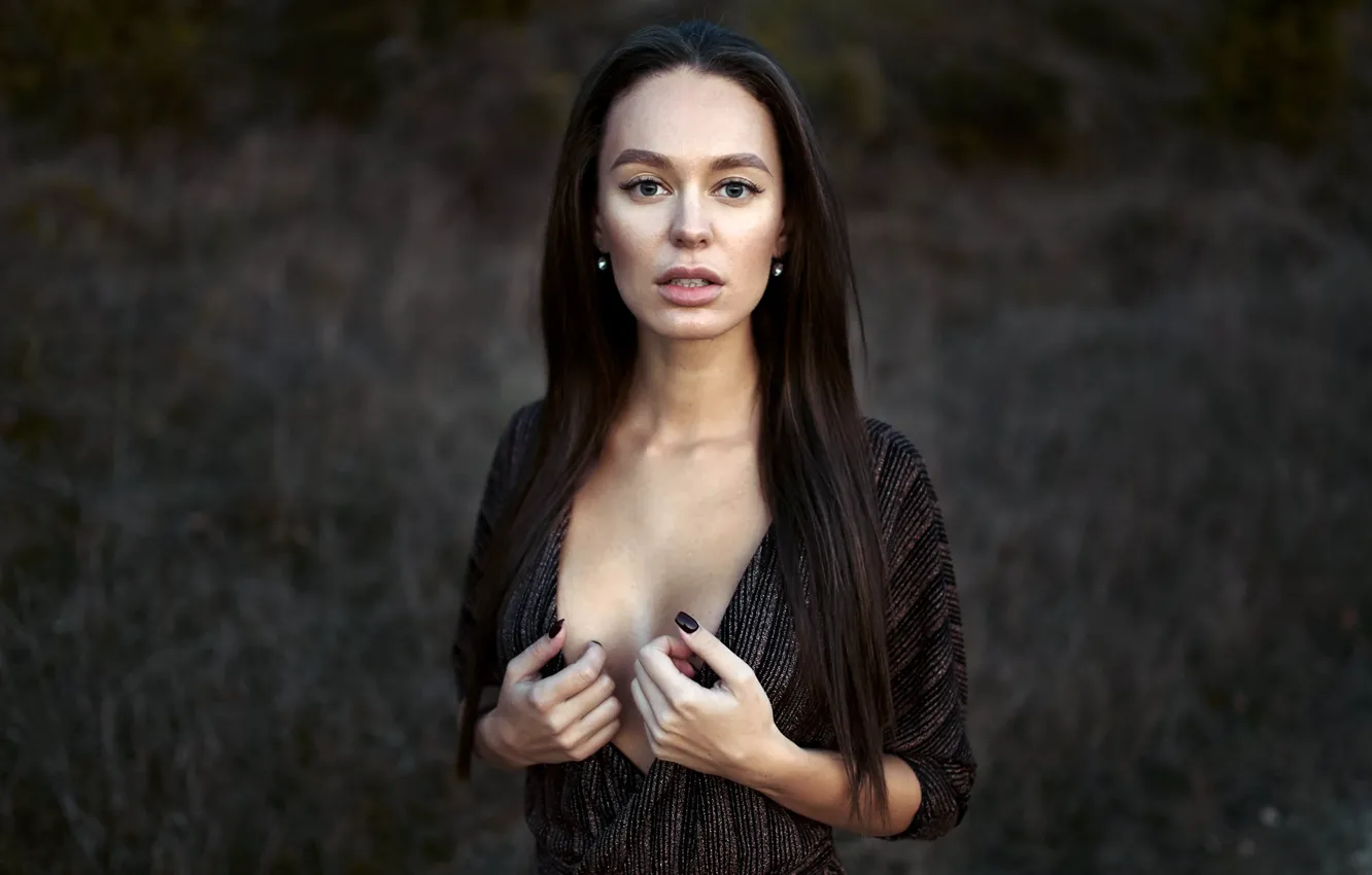 Фото обои взгляд, девушка, поза, руки, платье, брюнетка, длинные волосы, боке