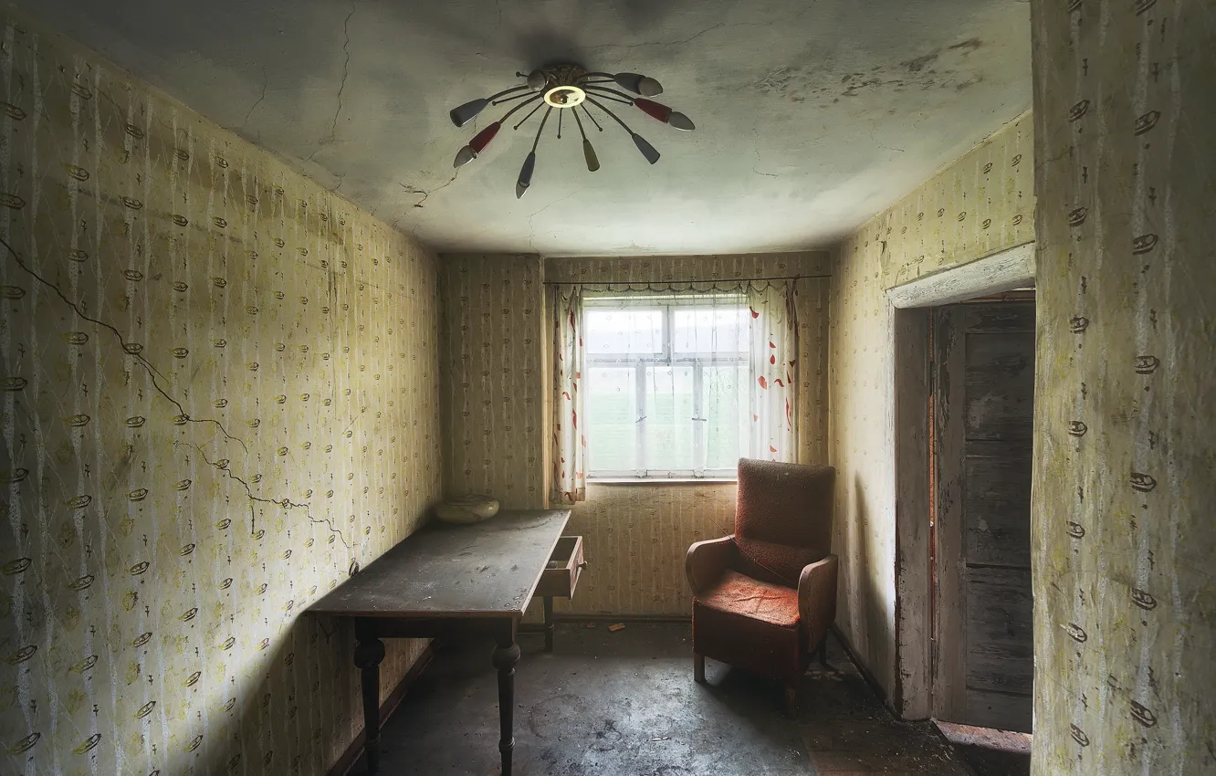 Фото обои стол, кресло, дверь, окно