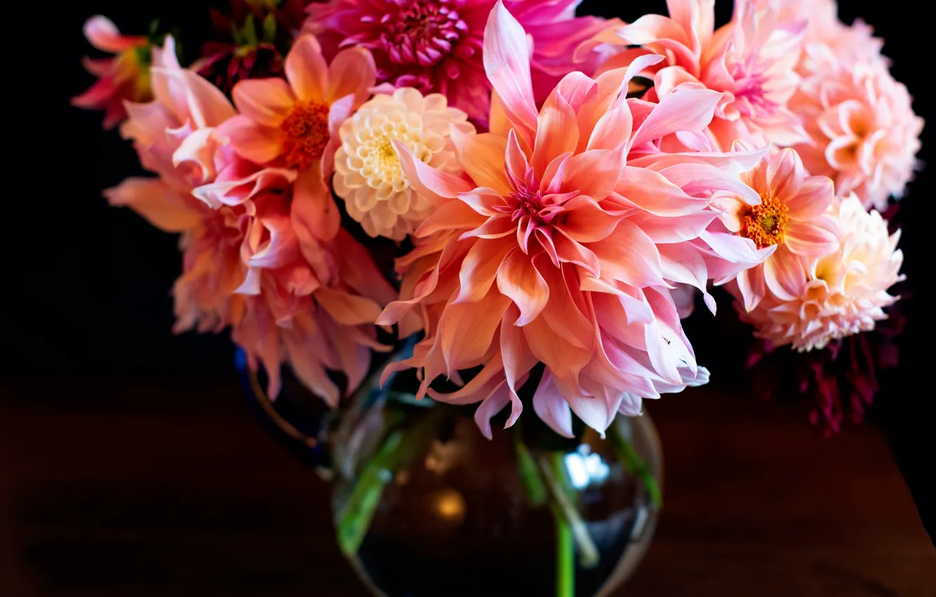 Фото обои стекло, цветы, темный фон, стол, яркие, букет, лепестки, розовые