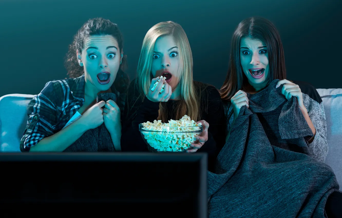 Фото обои girls, movie, fear, sofa, popcorn