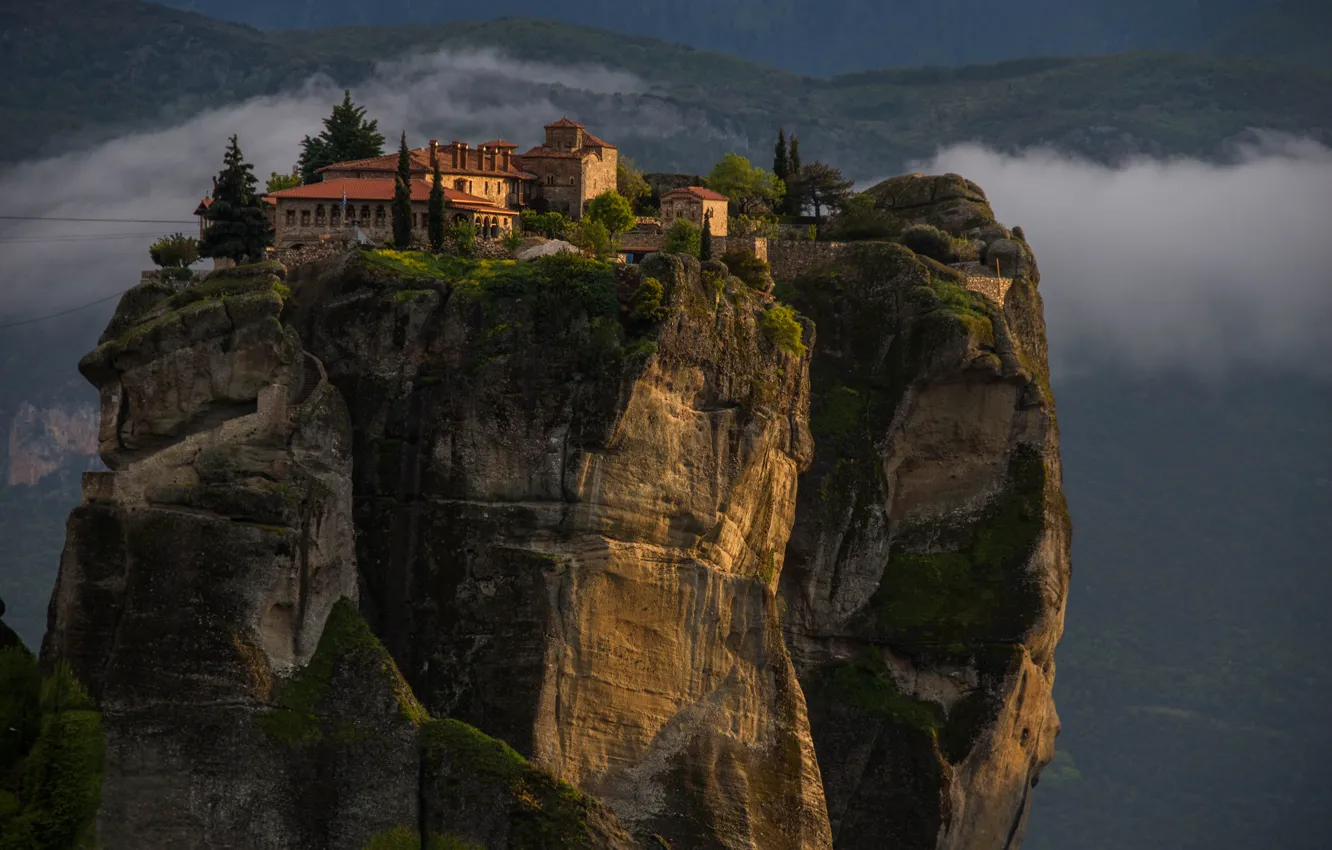 Фото обои облака, пейзаж, горы, природа, скалы, растительность, Греция, монастырь