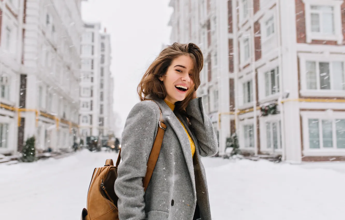 Фото обои city, christmas, coat, brunette, elegant, cheerful, emotions, cardigan