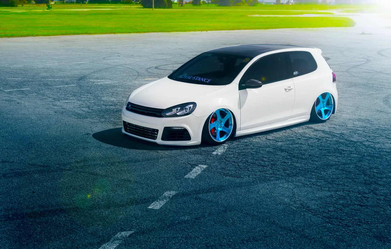 Фото обои Volkswagen, Grass, Blue, Sun, Color, White, Golf, Stance