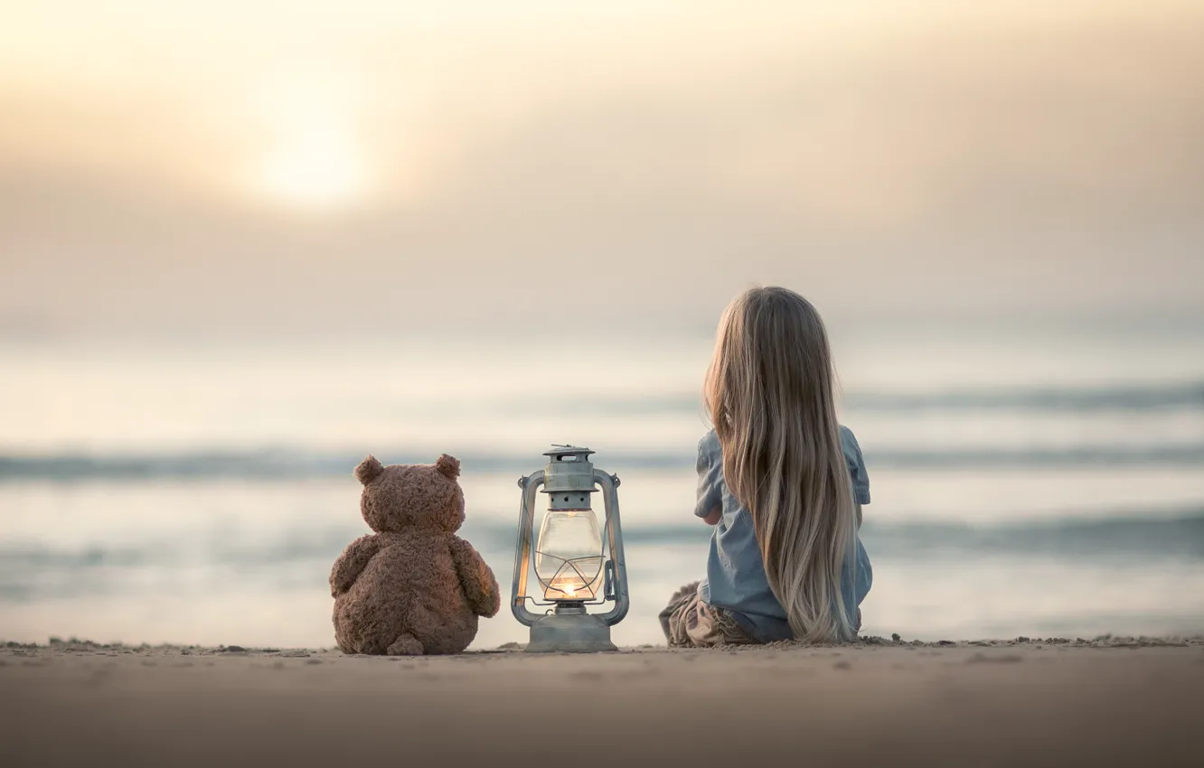 Фото обои песок, море, настроение, игрушка, девочка, фонарь, медвежонок, плюшевый мишка