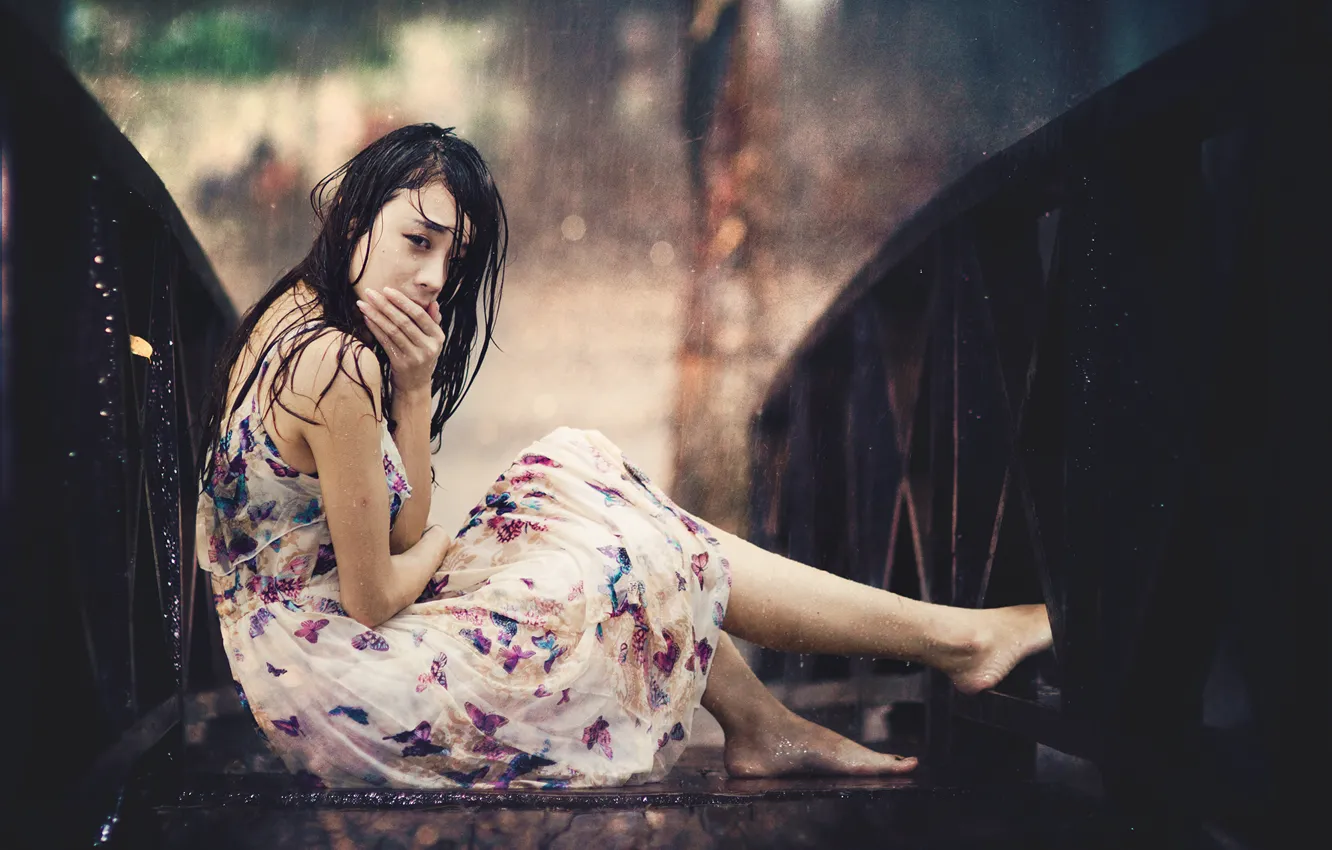 Фото обои глаза, мост, дождь, волосы, платье, rain, dress, bridge
