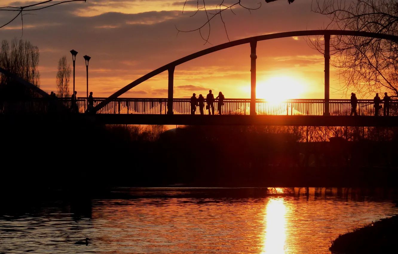 Фото обои солнце, закат, мост, люди, речка