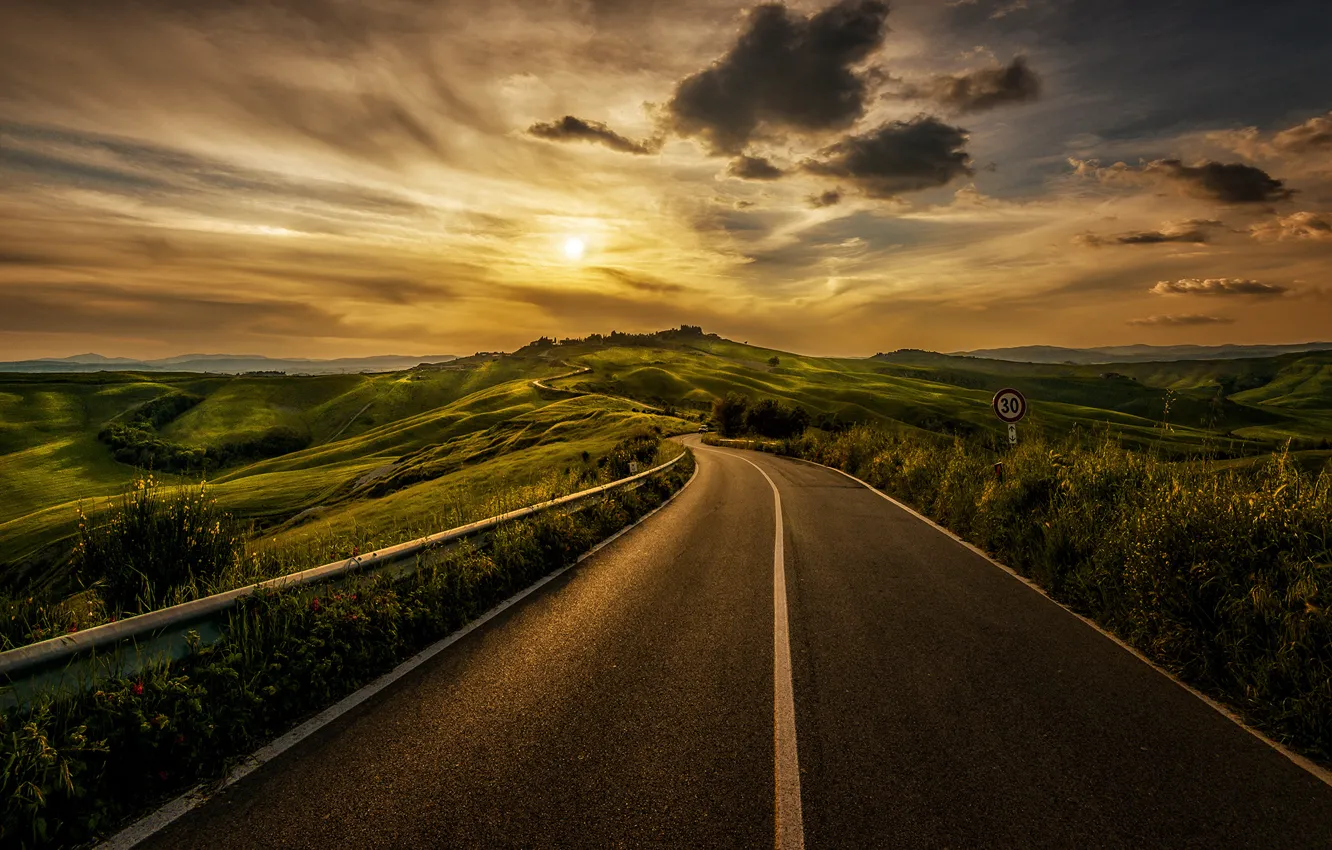 Фото обои дорога, трава, солнце, облака, пейзаж, знак, Италия, grass