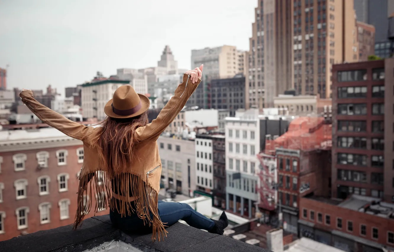 Фото обои девушка, город, поза, настроение, здания, Нью-Йорк, шляпа, руки
