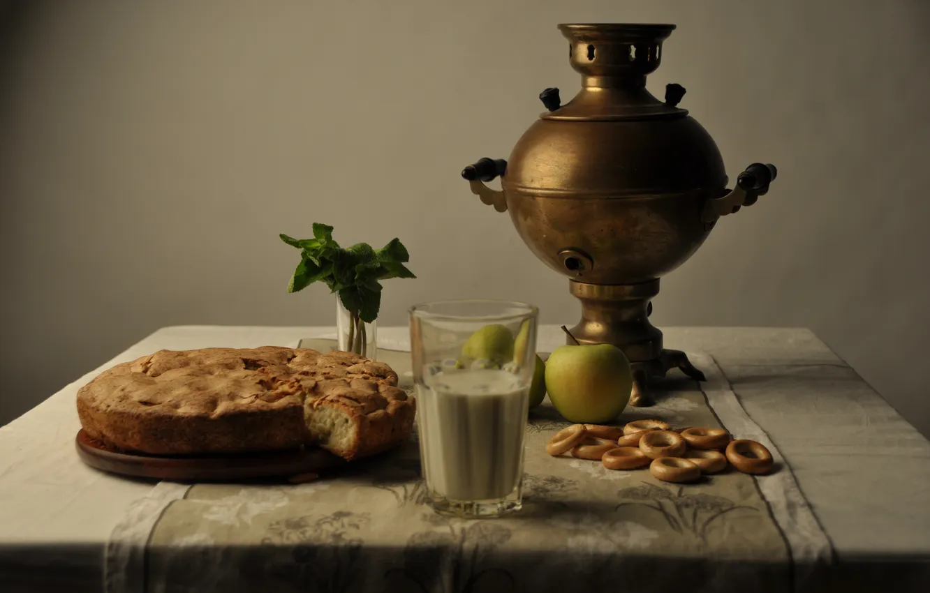 Фото обои стакан, яблоки, яблоко, молоко, пирог, скатерть, шарлотка, Самовар