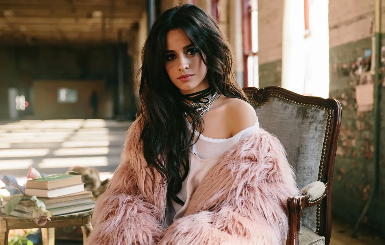 Фото обои взгляд, девушка, поза, книги, макияж, брюнетка, певица, Camila Cabello